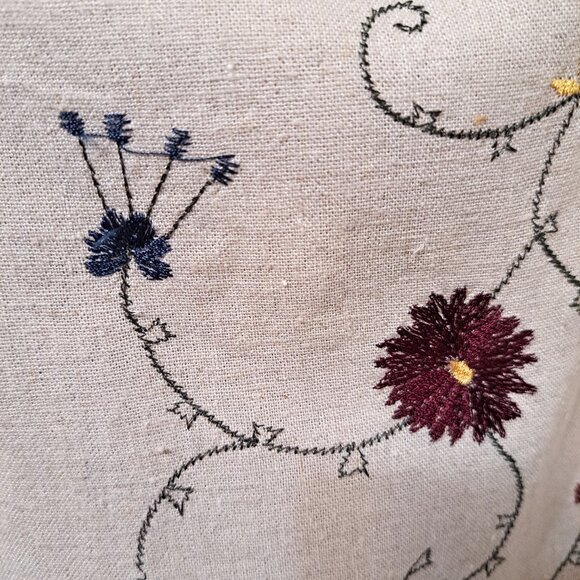 Embroidered Sleeveless Top with large back zipper - Picture 3 of 8